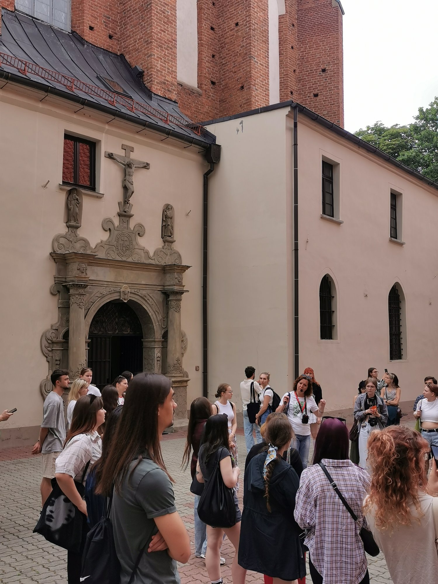 Studenci podczas pleneru rysunkowo-malarskiego