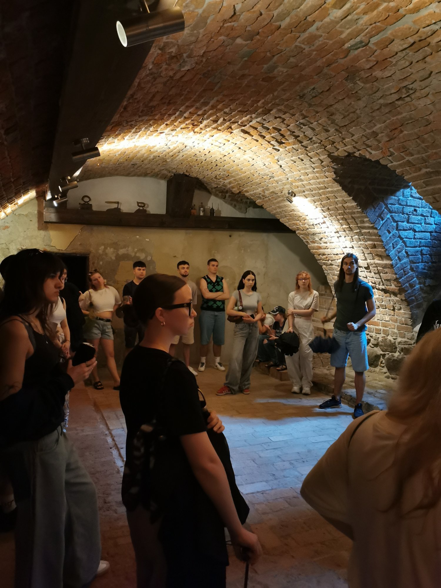 Studenci podczas pleneru rysunkowo-malarskiego