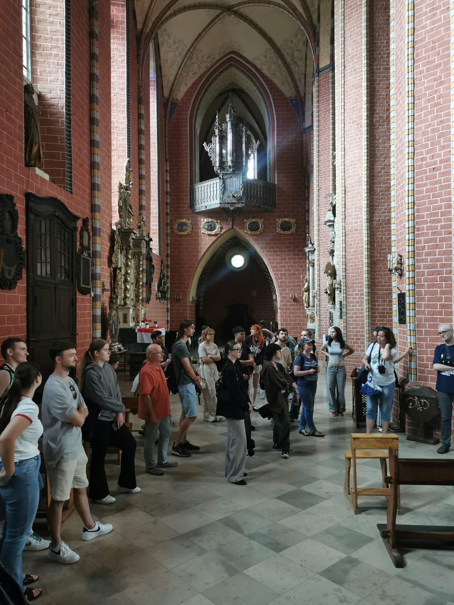 Studenci podczas pleneru rysunkowo-malarskiego
