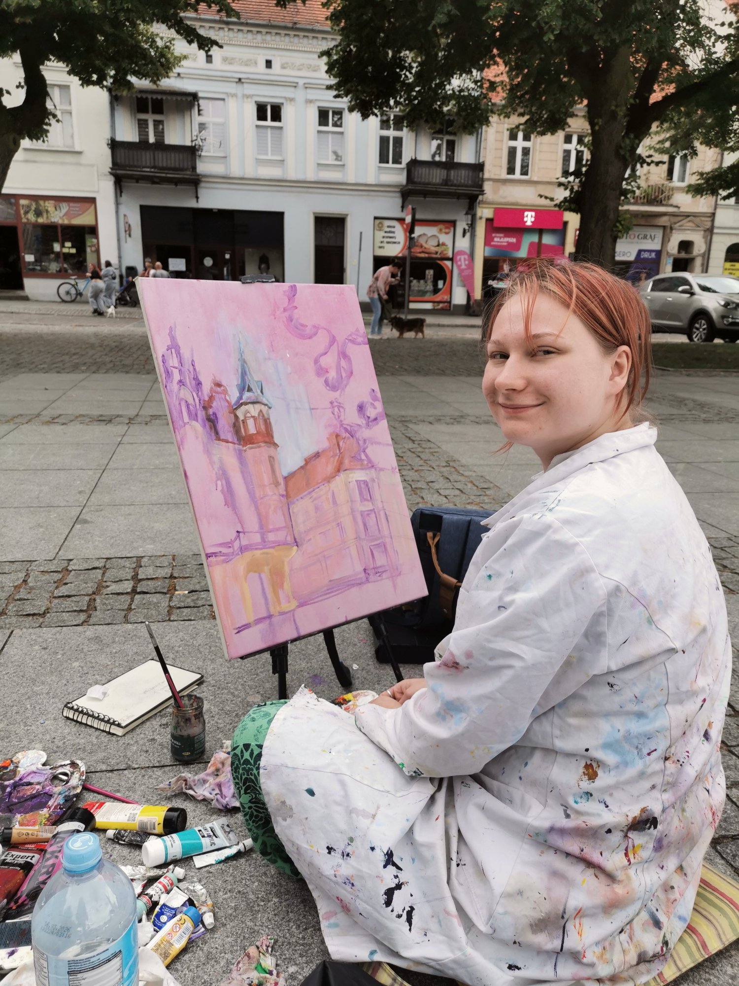 Studenci podczas pleneru rysunkowo-malarskiego