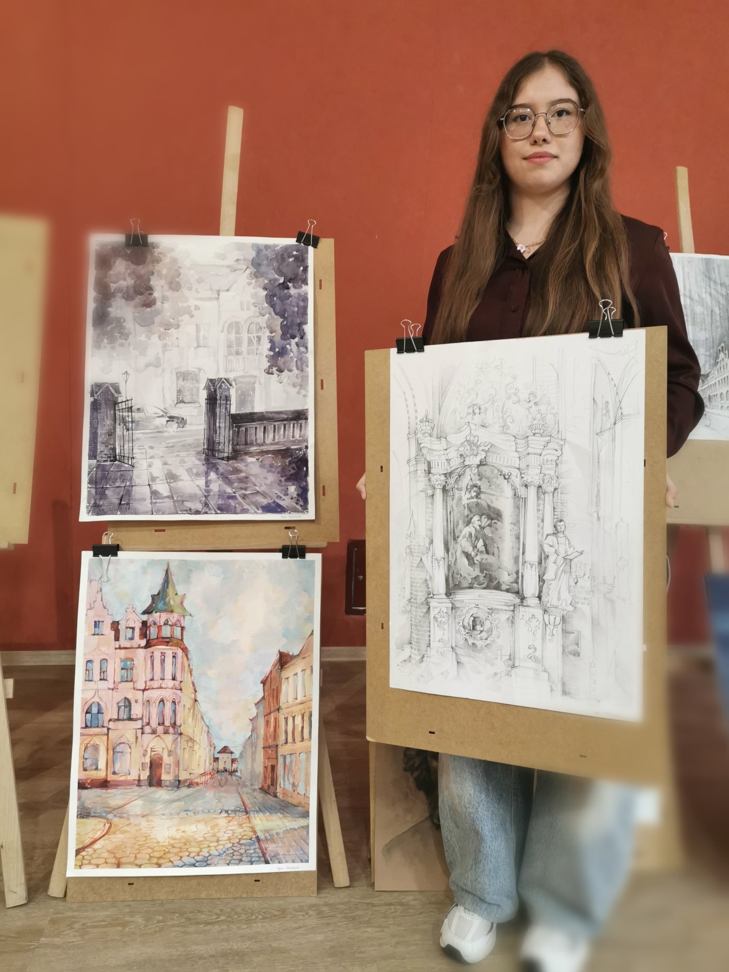Studentka trzymająca w ręku swoją pracę