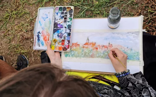 Studenci podczas pleneru rysunkowo-malarskiego