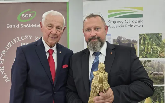 Dr inż. Jakub Miszczak, prof. uczelni z pamiątkową statuetką