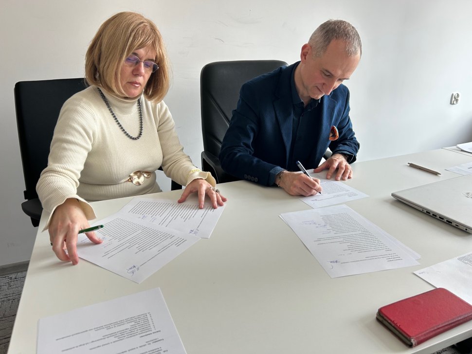 prof. Yulia Ivashko i prof. Artur Wirowski podczas podpisywania porozumienia