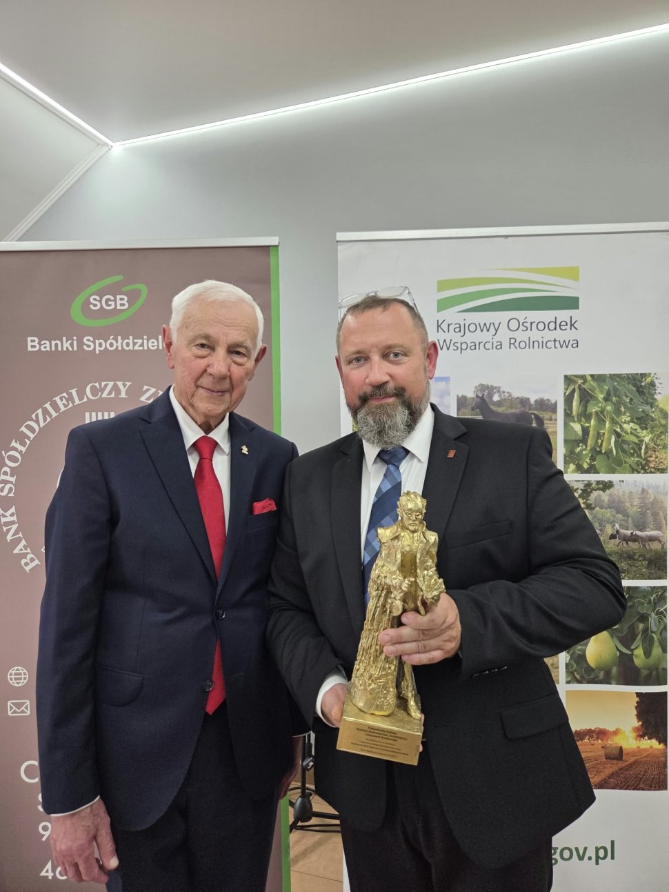 Dr inż. Jakub Miszczak, prof. uczelni z pamiątkową statuetką