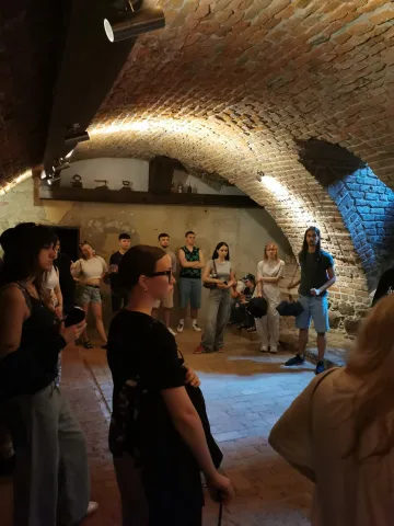 Studenci podczas pleneru rysunkowo-malarskiego