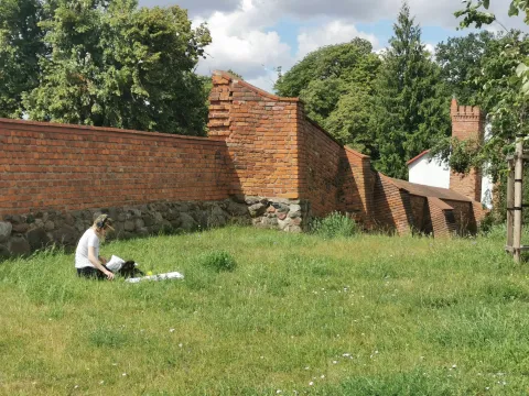 Studenci podczas pleneru rysunkowo-malarskiego