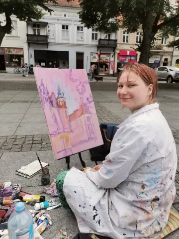 Studenci podczas pleneru rysunkowo-malarskiego